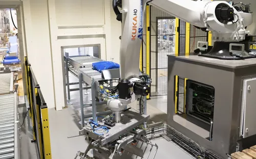 AutomationSteel_2880x1920px_KUKA robot_gripper.webp